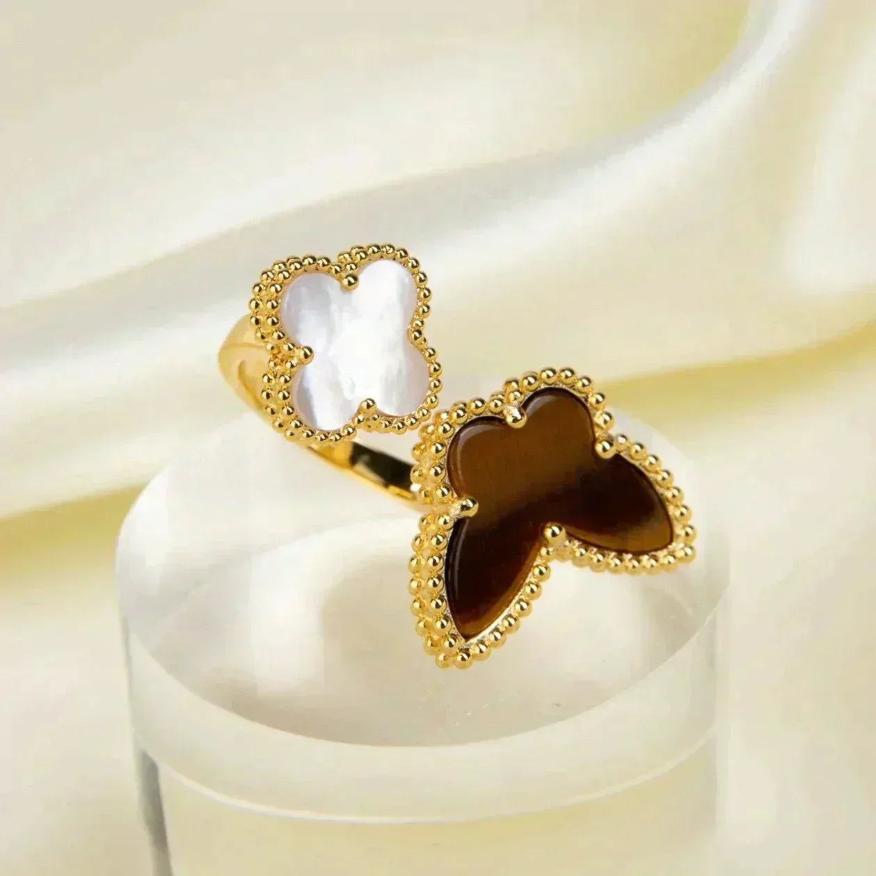 GlowLUCKY BETWEEN THE FINGER RING