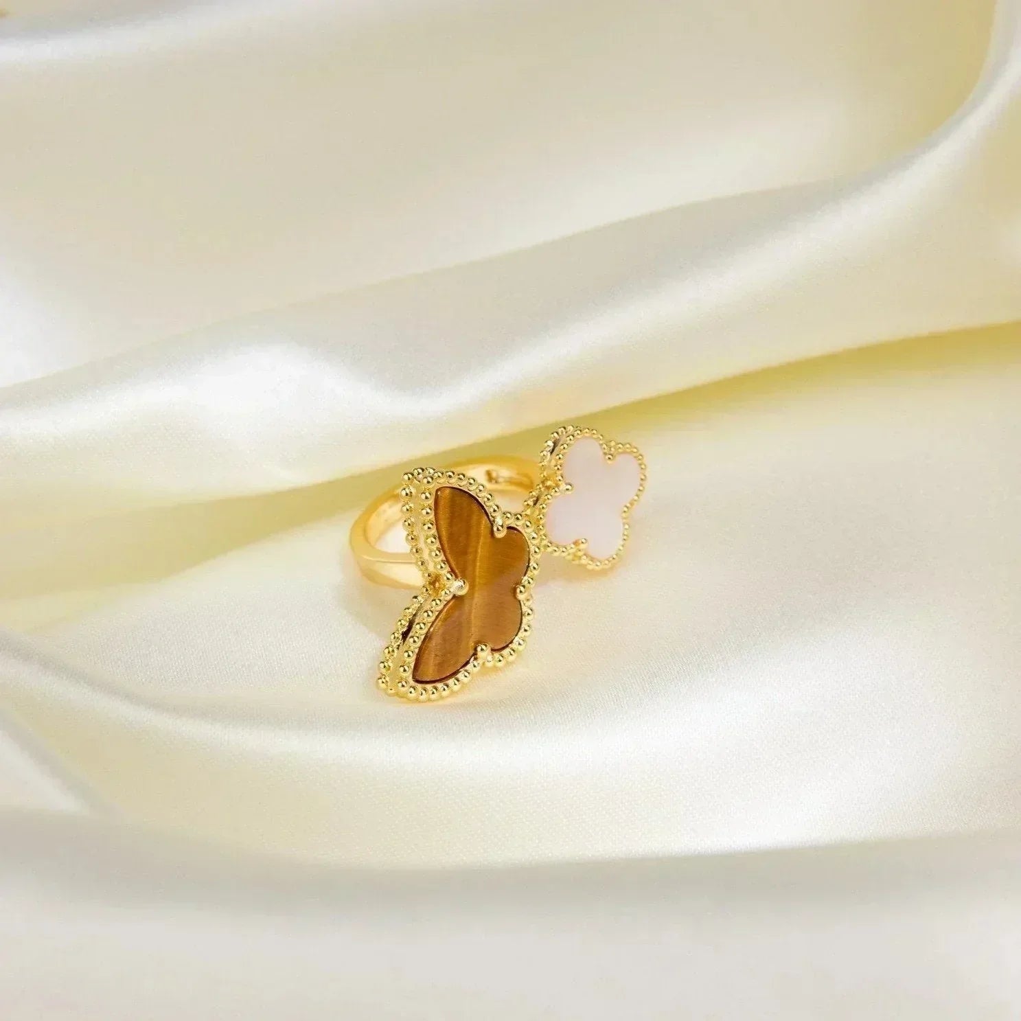 GlowLUCKY BETWEEN THE FINGER RING