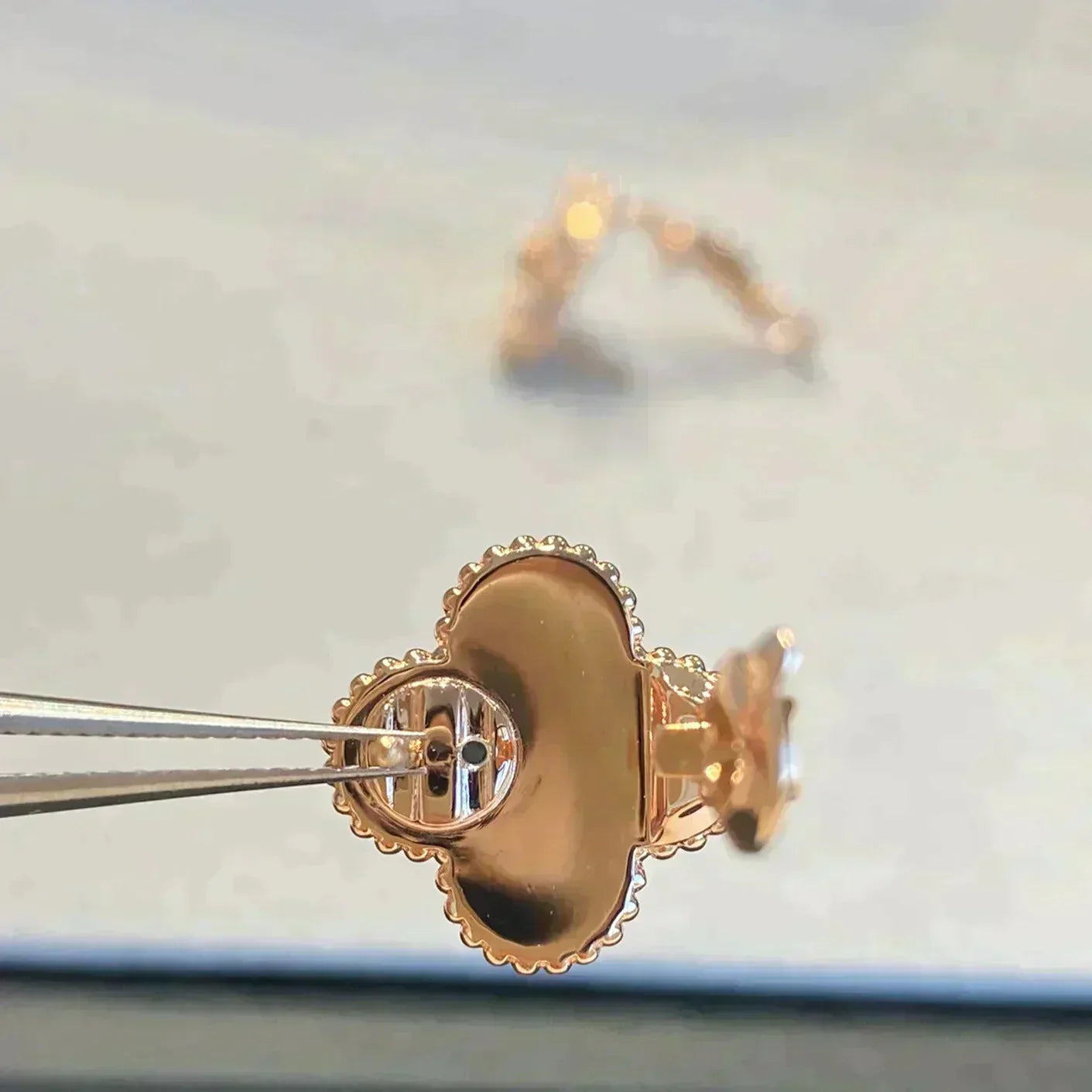 GlowCLOVER MEDIUM 1 MOTIFS GRAY MOP  DIAMOND EARRINGS