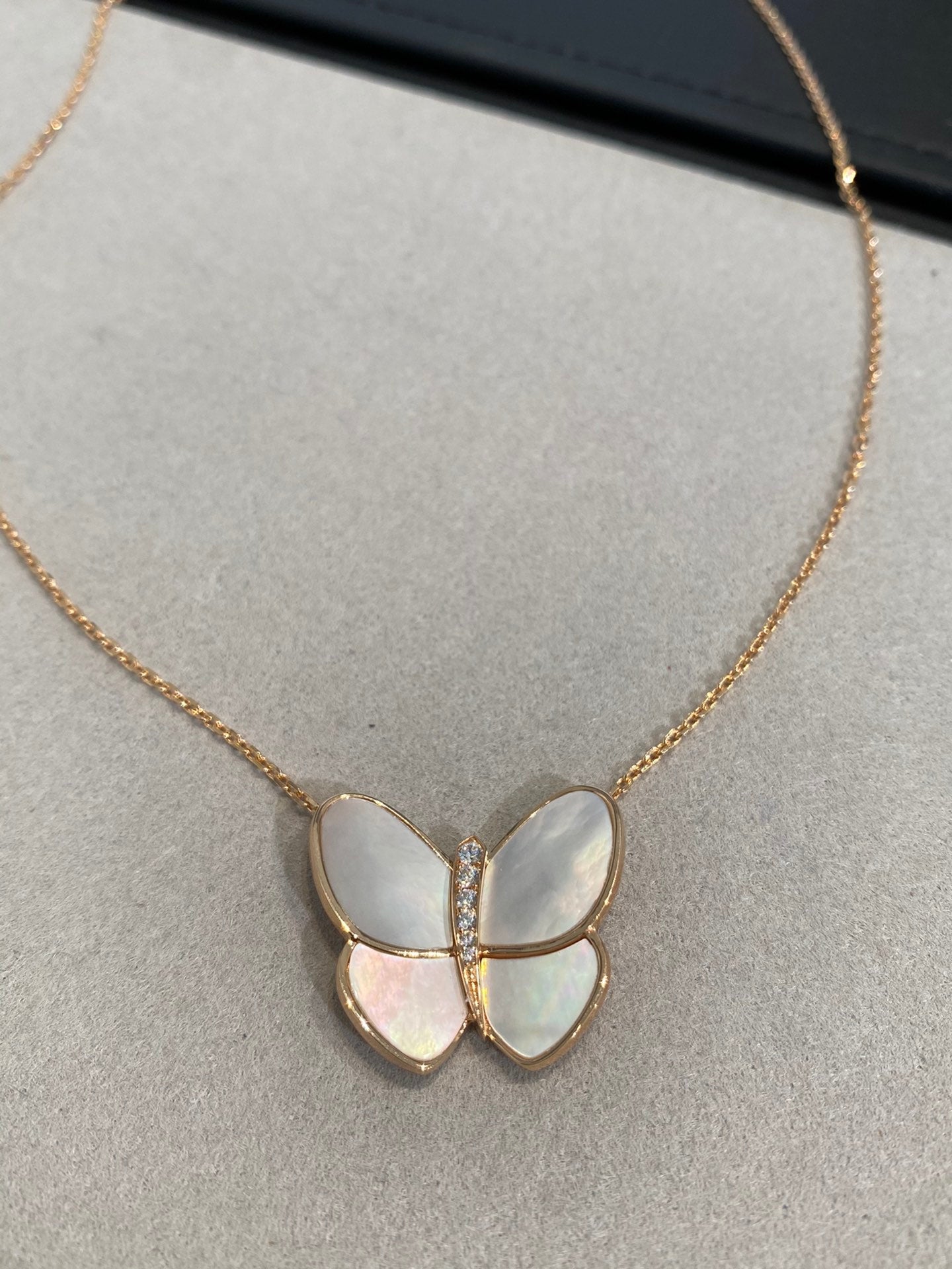 GlowBUTTERFLY GOLD MOP DIAMOND NECKLACE