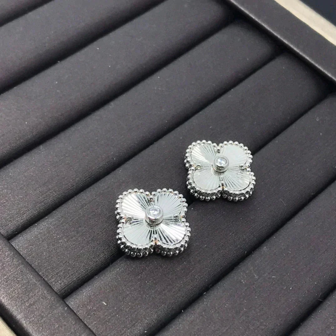 GlowCLOVER MINI 9.5MM LASER EARRINGS