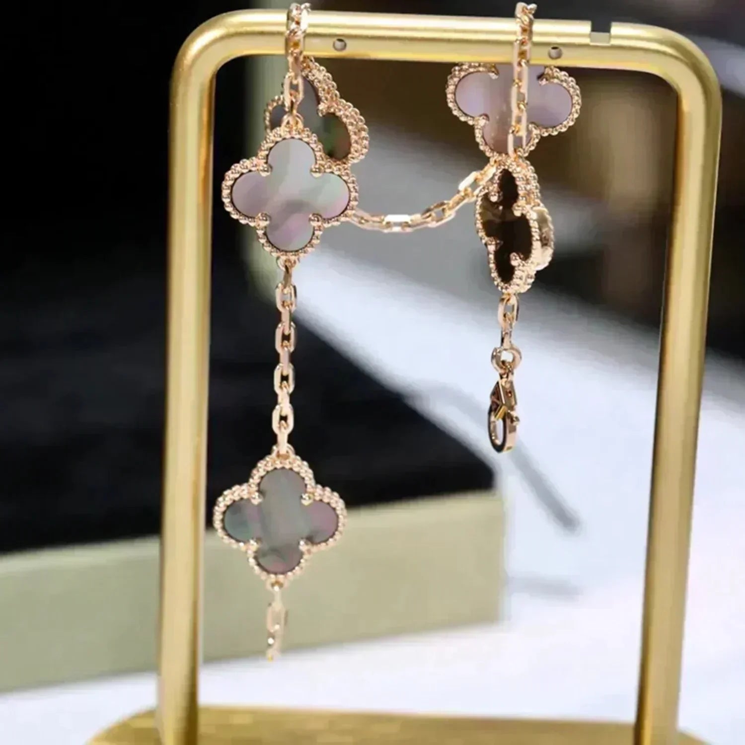 GlowCLOVER 5 MOTIF GRAY MOP  BRACELET