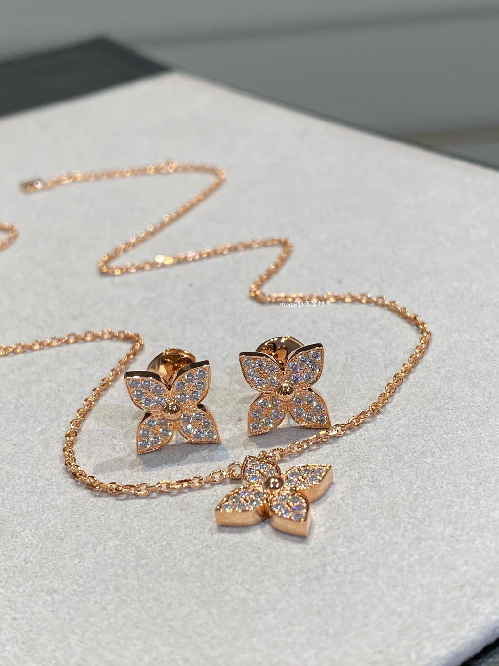 GlowSTAR DIAMOND NECKALCE