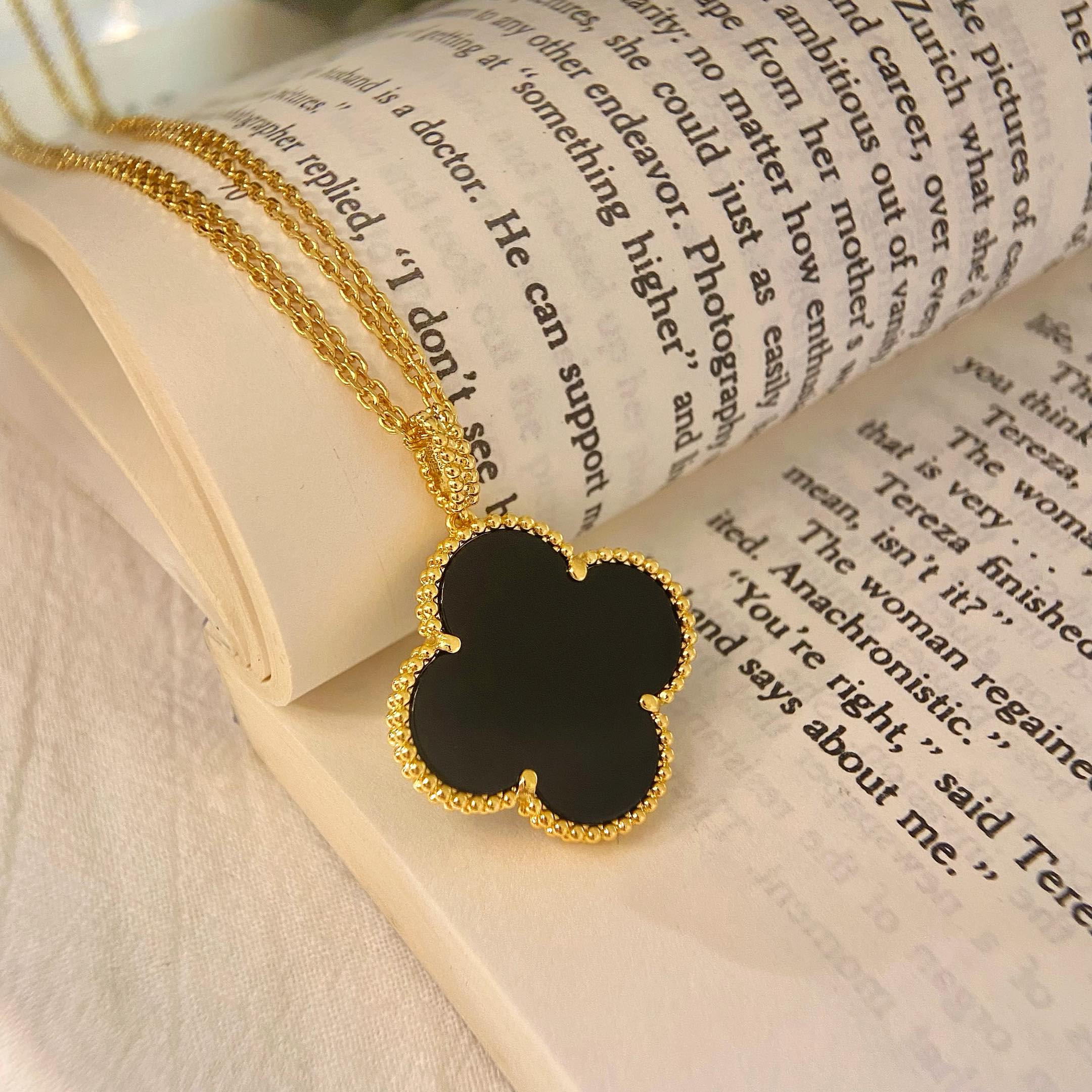 GlowCLOVER 25MM NECKLACE GOLD ONYX