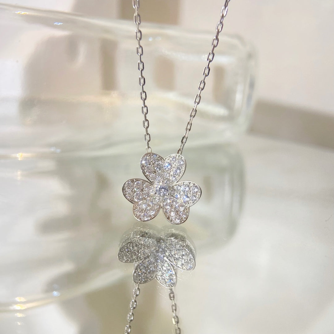 GlowFLOWER DIAMOND NECKLACE