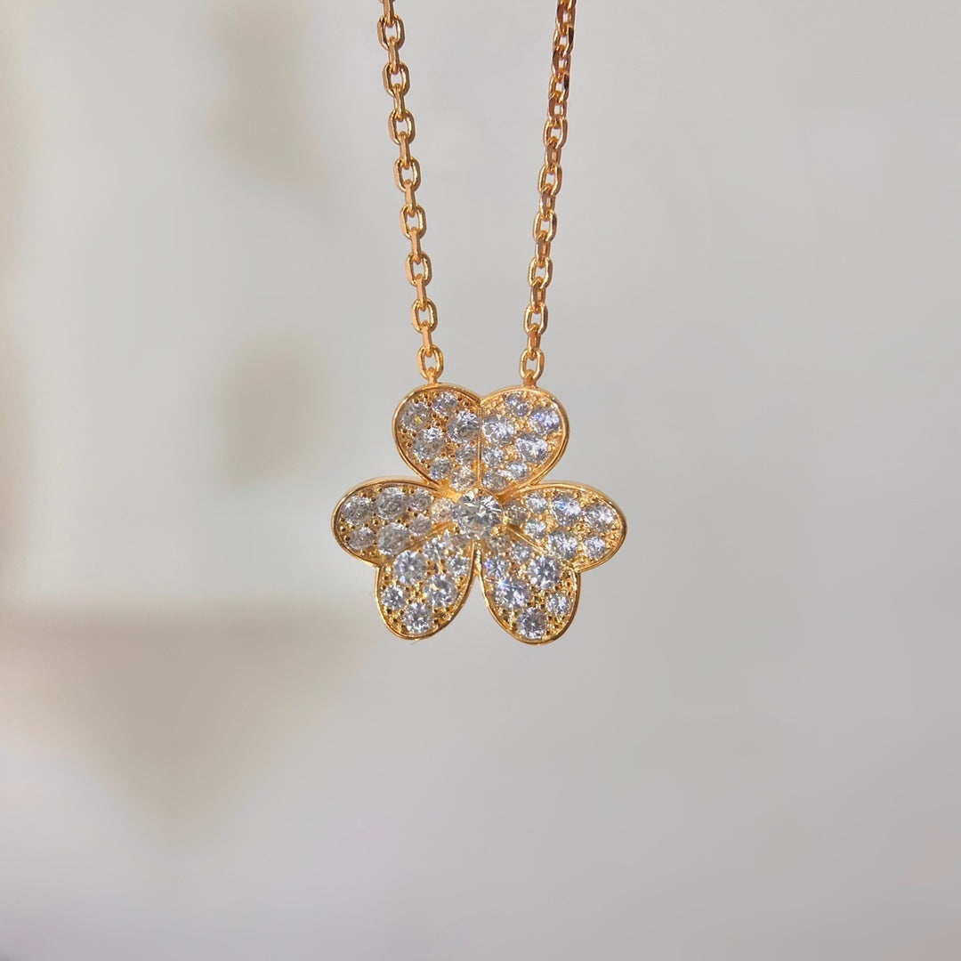 GlowFLOWER DIAMOND NECKLACE