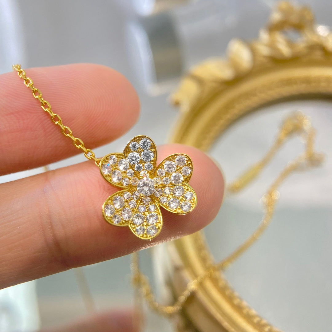 GlowFLOWER DIAMOND NECKLACE