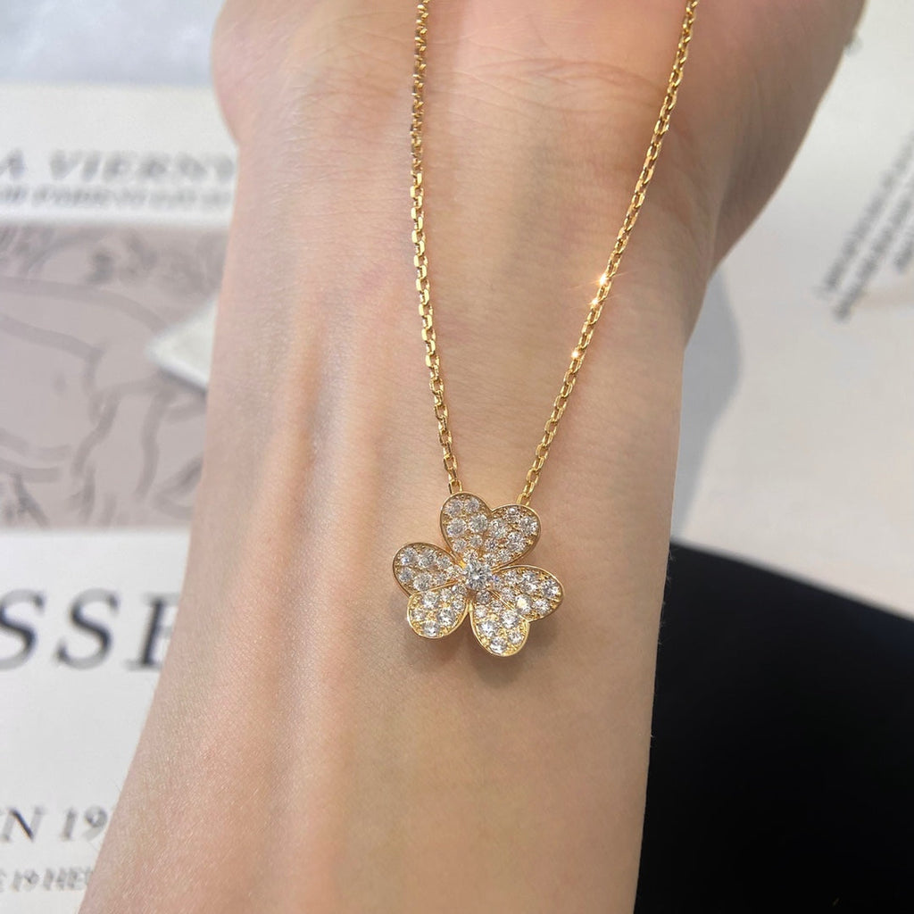 GlowFLOWER DIAMOND NECKLACE