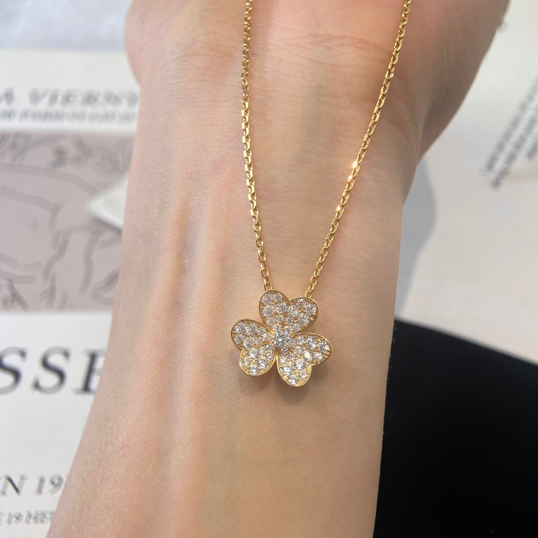 GlowFLOWER DIAMOND NECKLACE