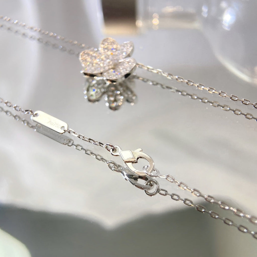 GlowFLOWER DIAMOND NECKLACE