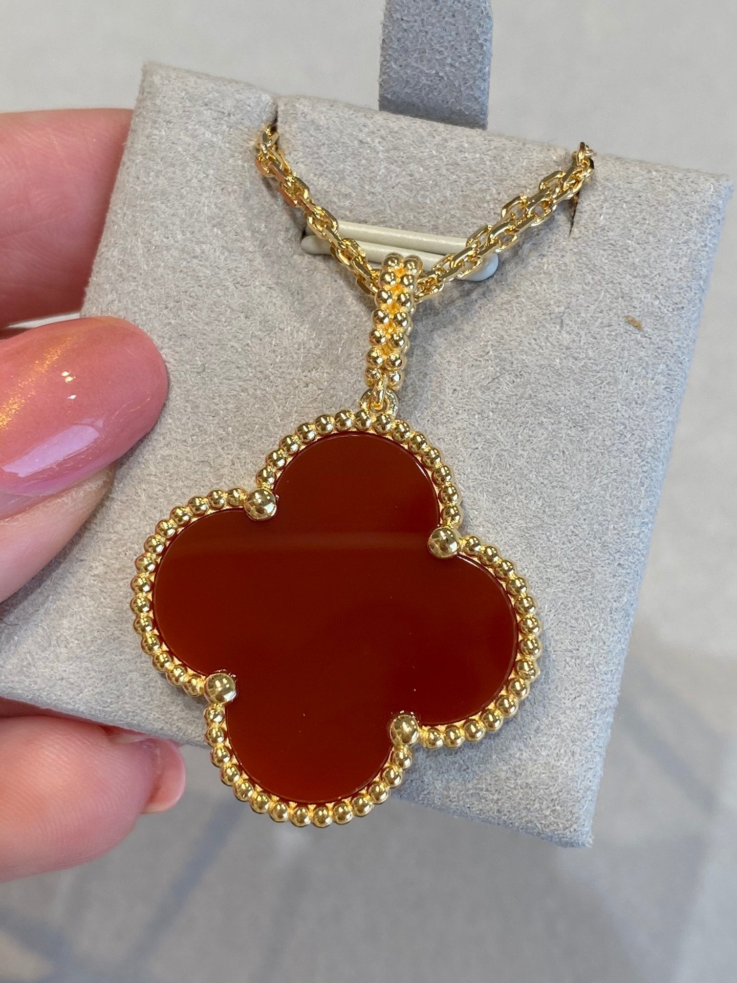 GlowCLOVER 25MM NECKLACE GOLD CARNELIAN