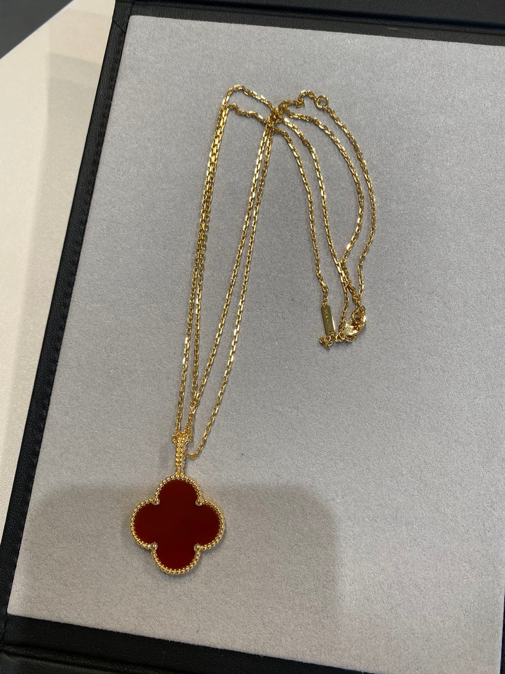 GlowCLOVER 25MM NECKLACE GOLD CARNELIAN