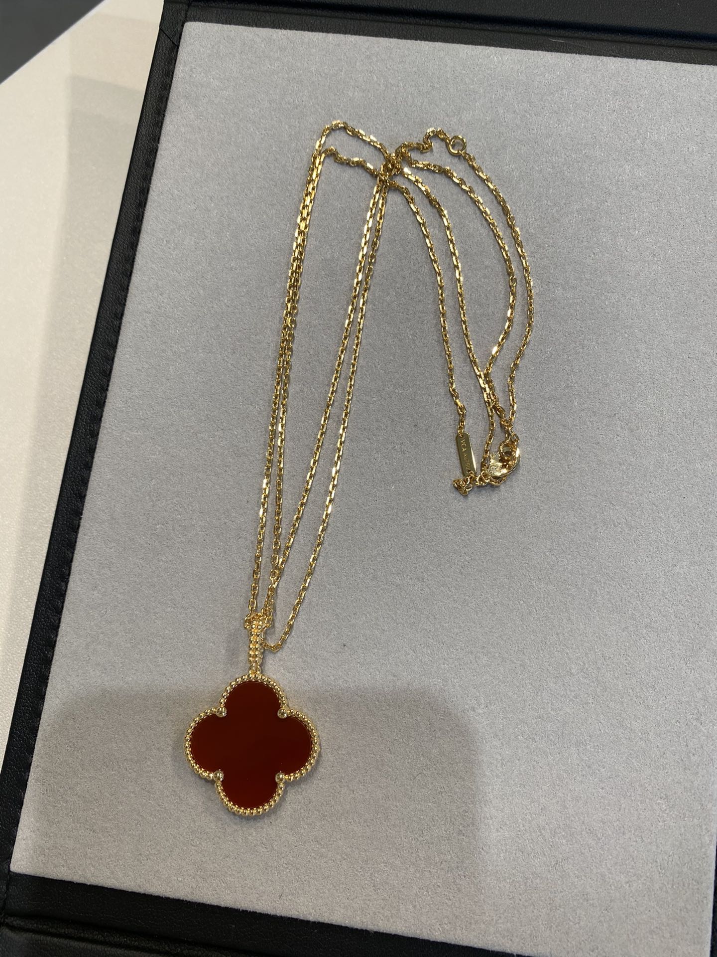 GlowCLOVER 25MM NECKLACE GOLD CARNELIAN