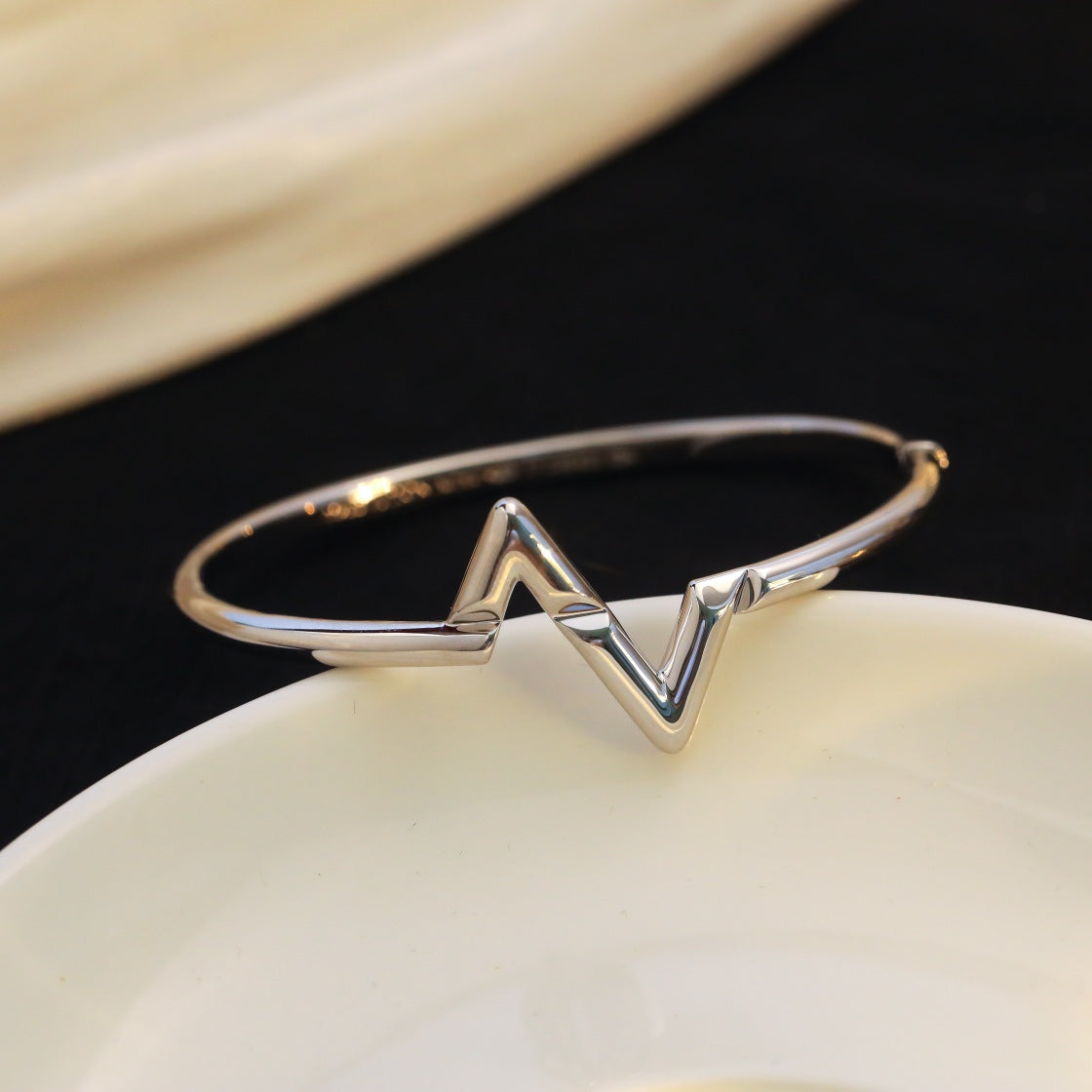 GlowVOLTE UPSITE DOWN BRACELET