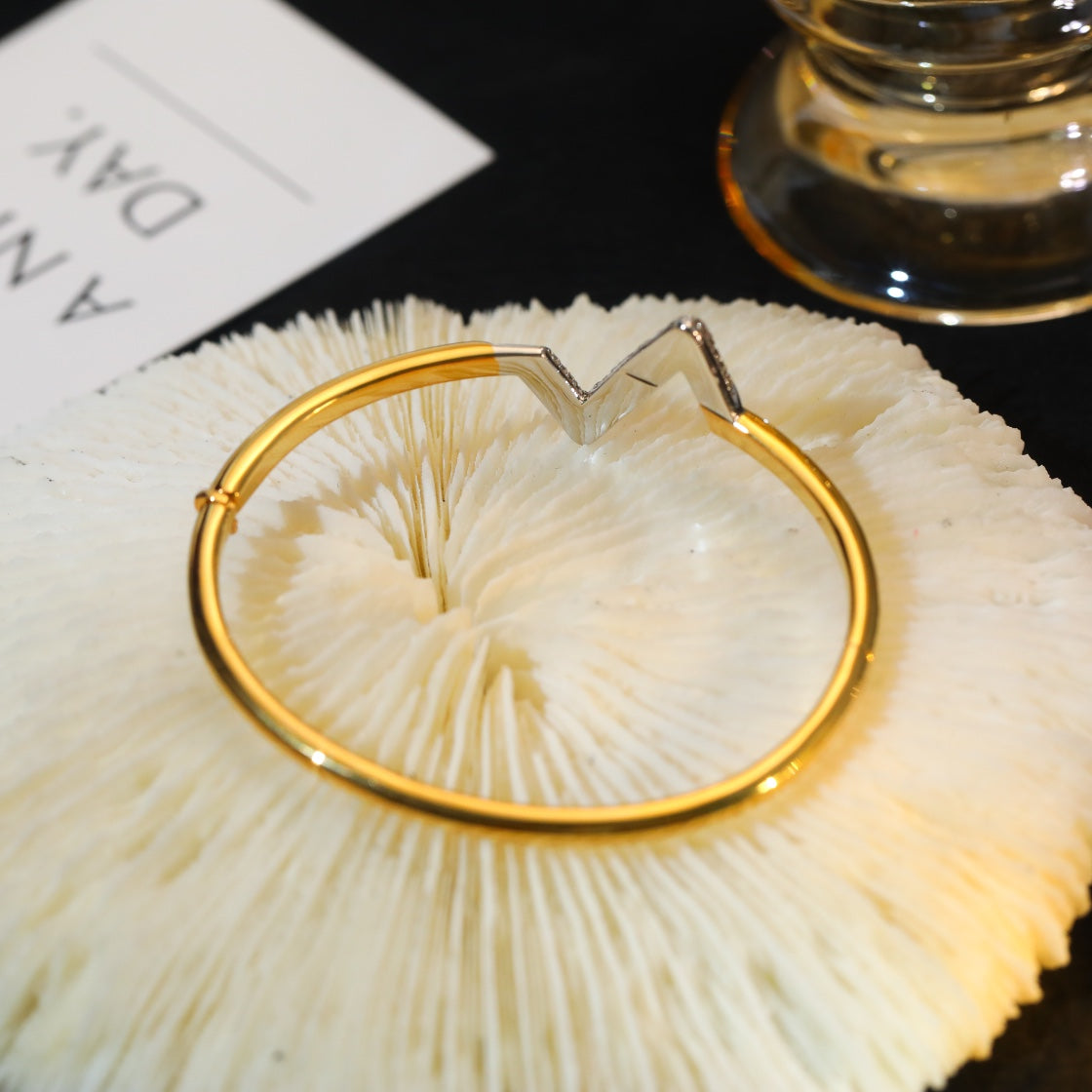 GlowVOLTE UPSITE DOWN GOLD DIAMOND BRACELET