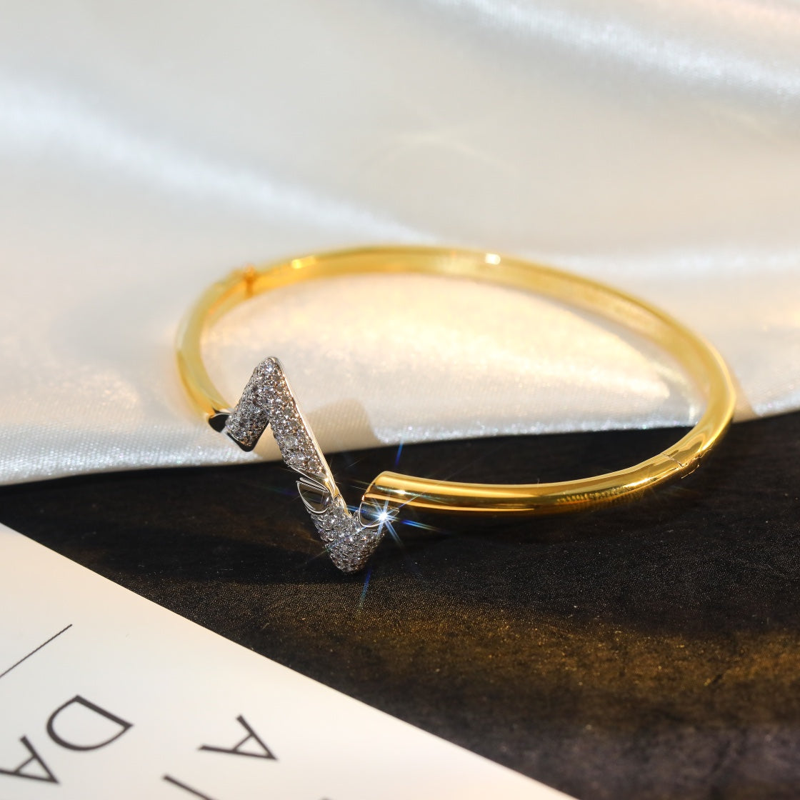 GlowVOLTE UPSITE DOWN GOLD DIAMOND BRACELET