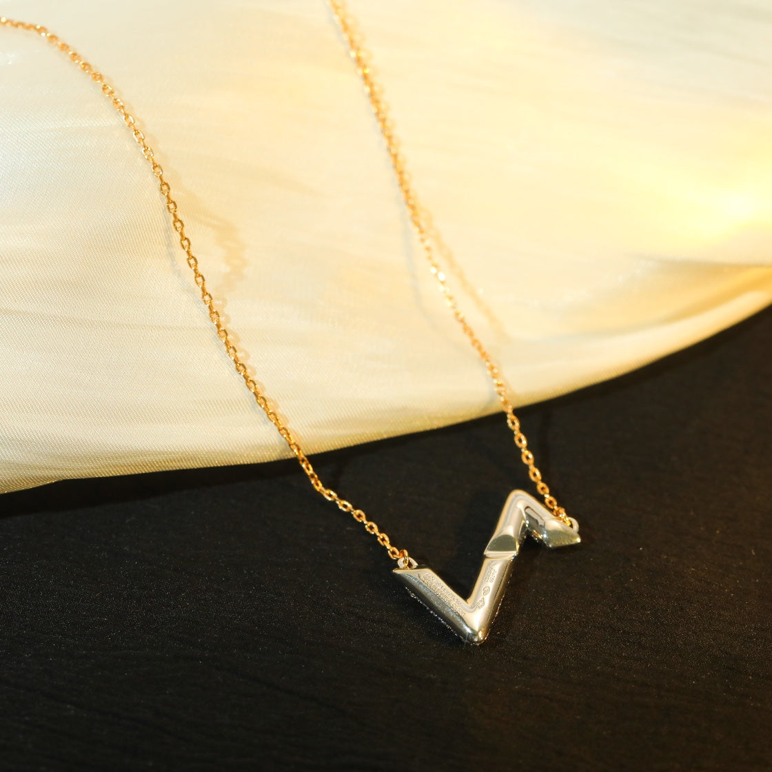 GlowVOLT SILVER DIAMOND PEDANT NECKLACE
