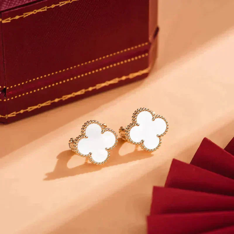 GlowCLOVER MEDIUM 1 MOTIFS  WHITE MOP STUD EARRINGS