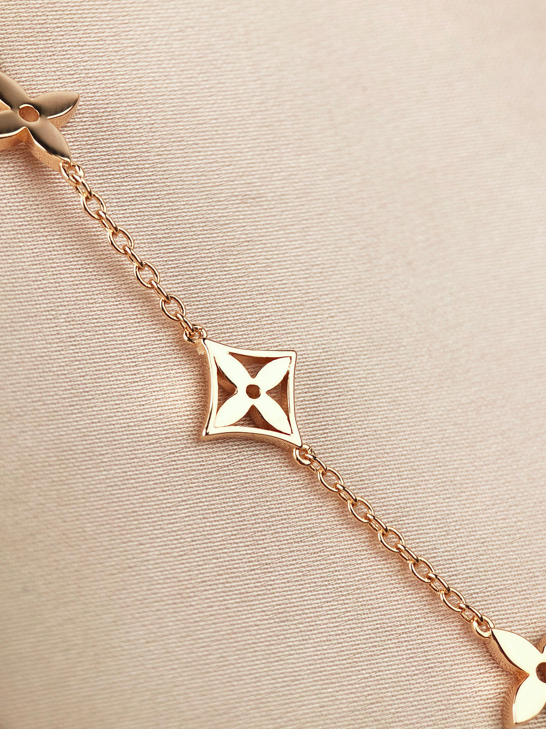 GlowSTAR AND SUN 7 MOTIFS GOLD BRACELET