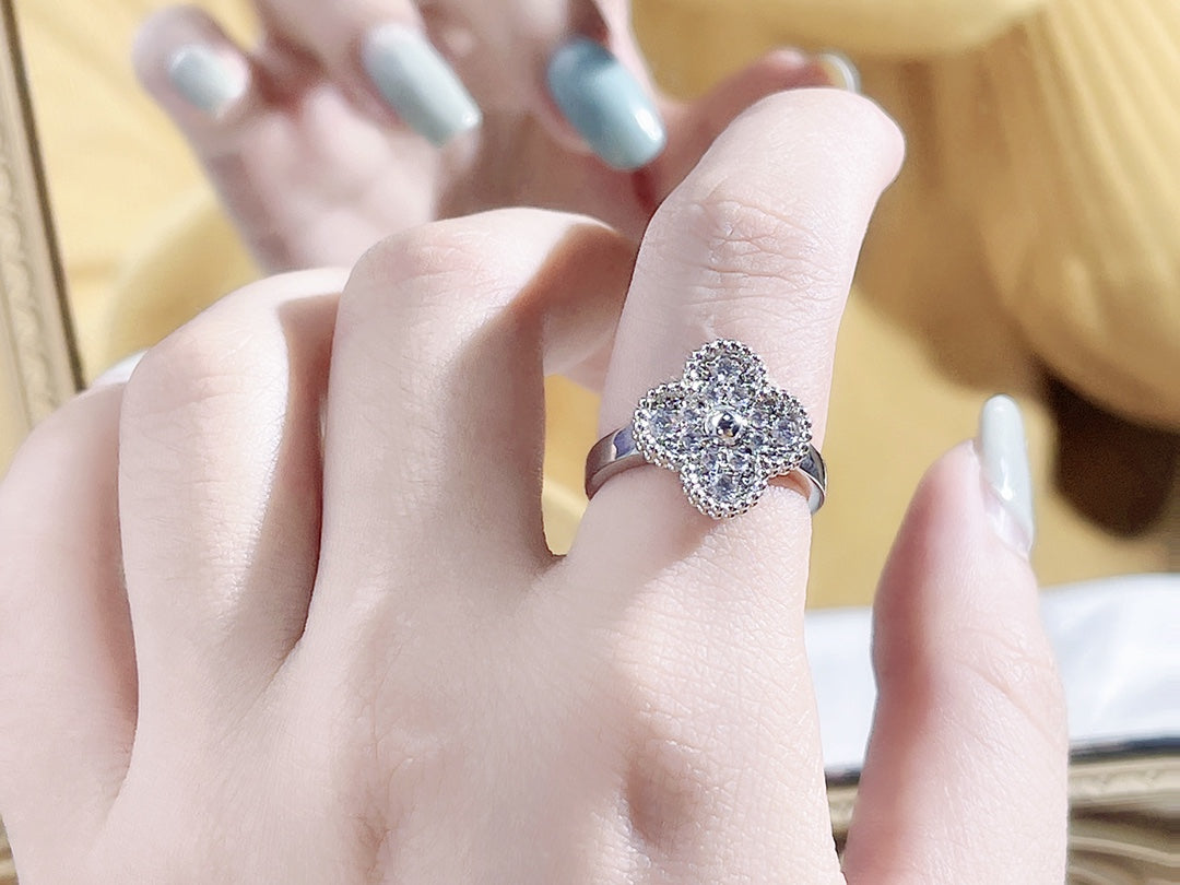 GlowCLOVER DIAMOND RING
