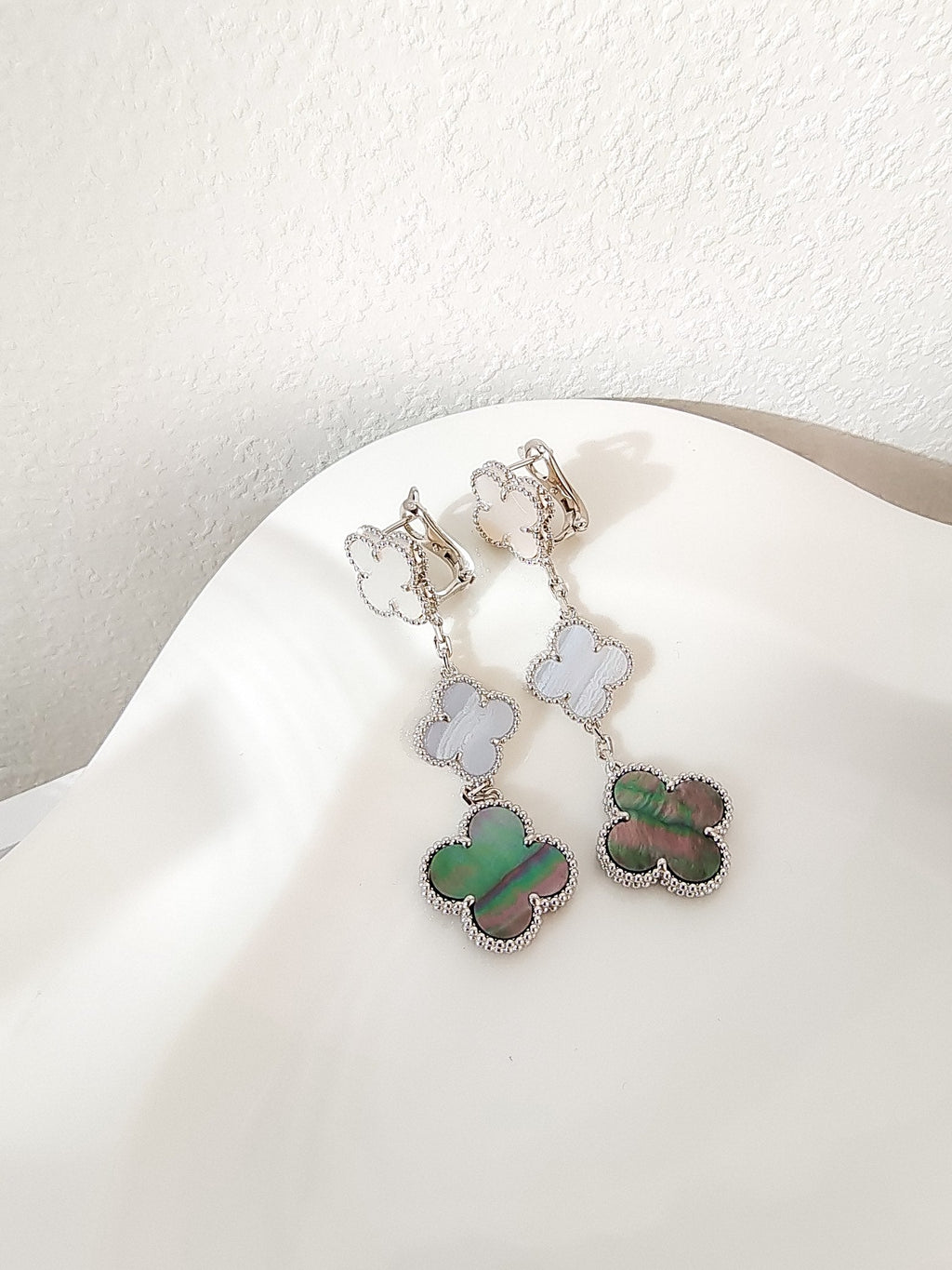 GlowCLOVER 3 MOTIFS CHALCEDONY DARK MOP SILVER EARRINGS
