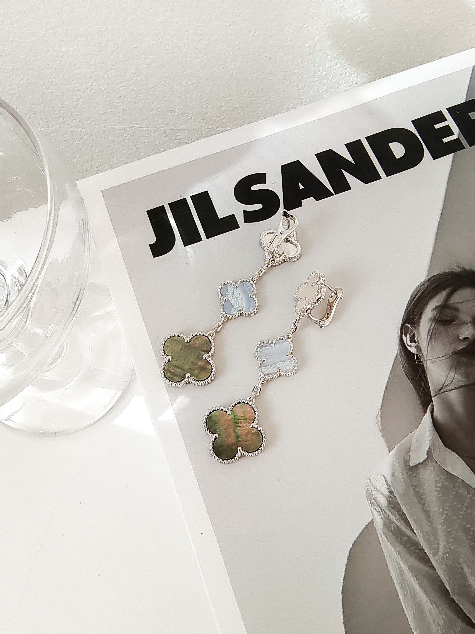 GlowCLOVER 3 MOTIFS CHALCEDONY DARK MOP SILVER EARRINGS