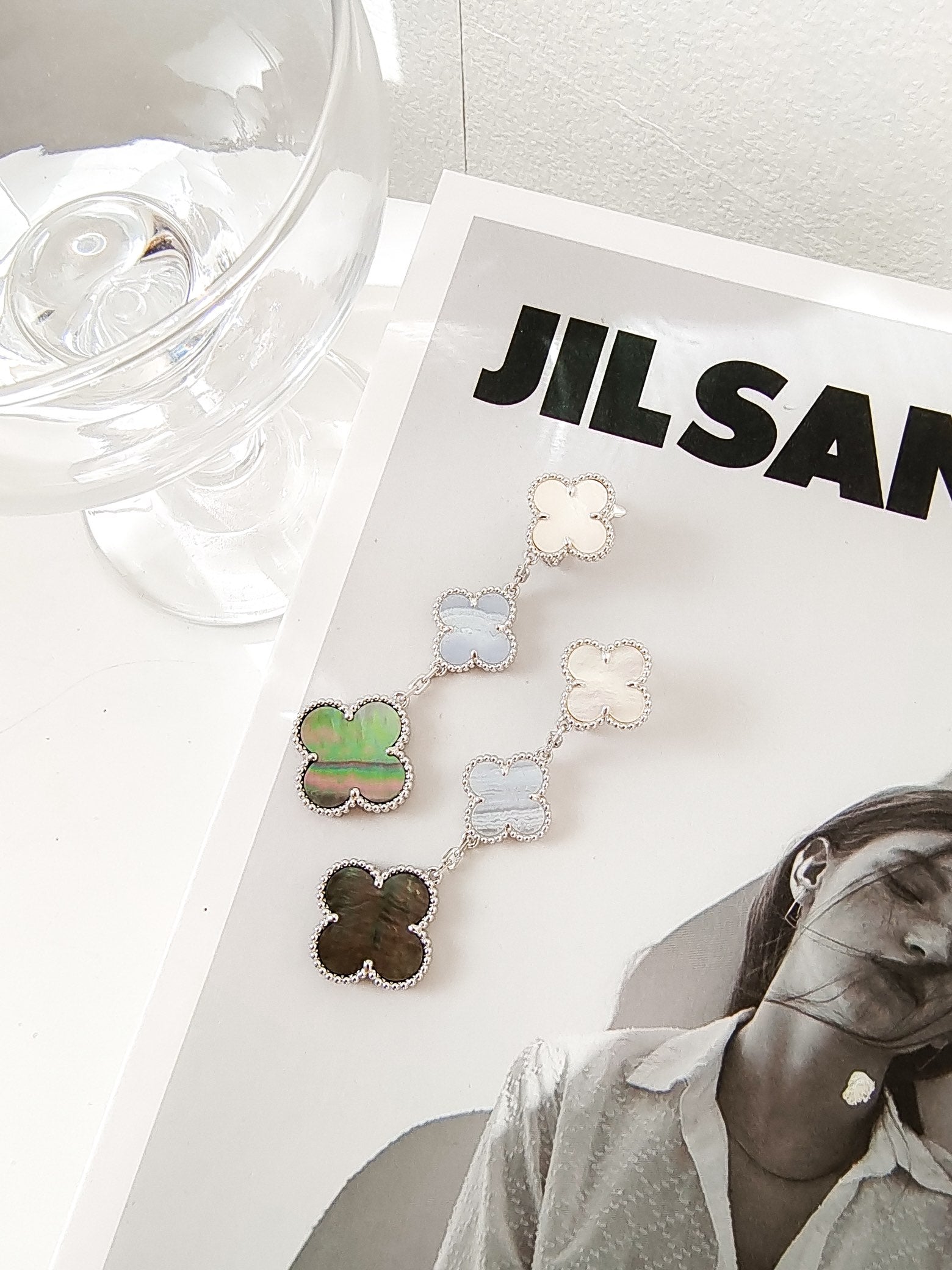 GlowCLOVER 3 MOTIFS CHALCEDONY DARK MOP SILVER EARRINGS