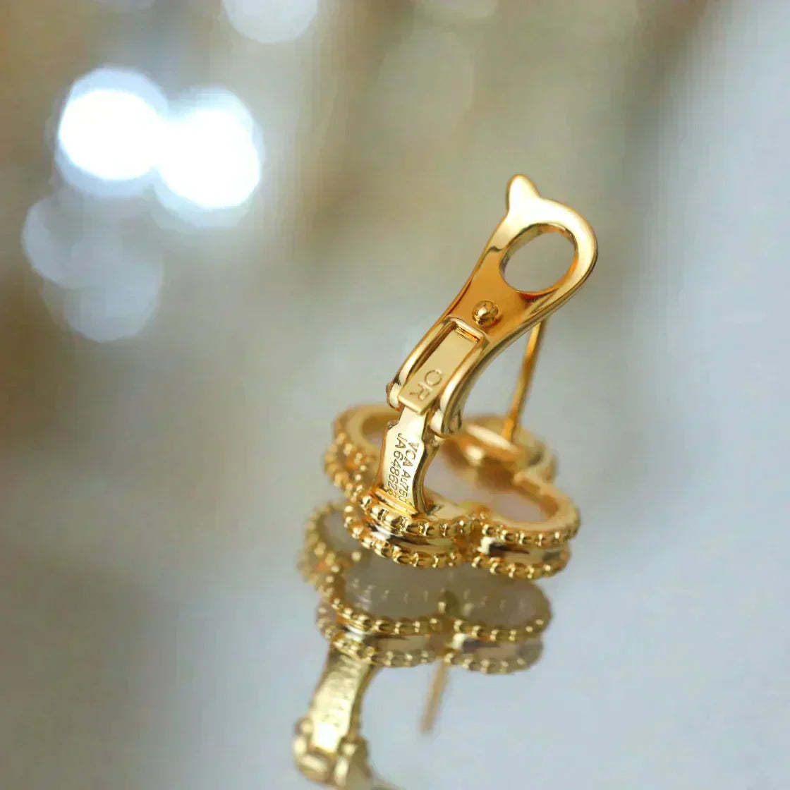 GlowCLOVER MEDIUM 1 MOTIFS  WHITE MOP STUD EARRINGS