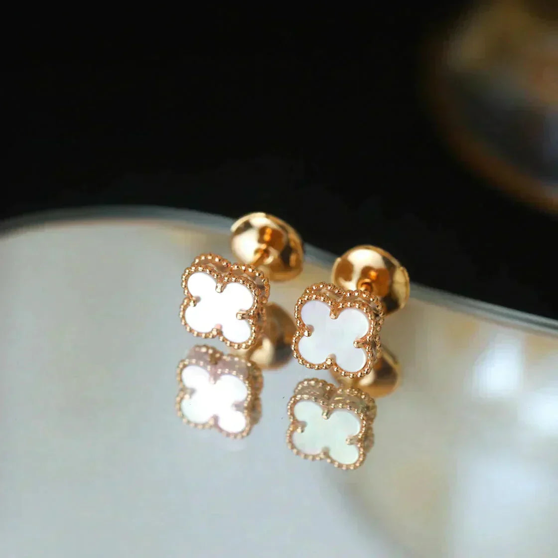 GlowCLOVER MINI 9.5MM WHITE MOP EARRINGS