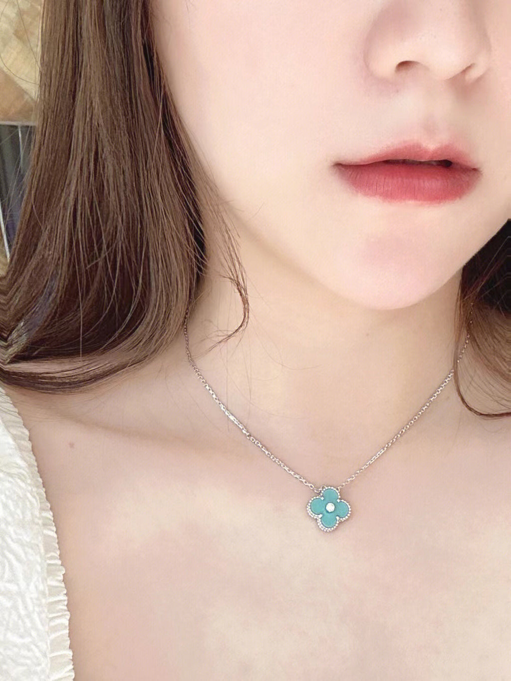 GlowCLOVER 1 DIAMOND LIGHT BLUE SILVER NECKLACE