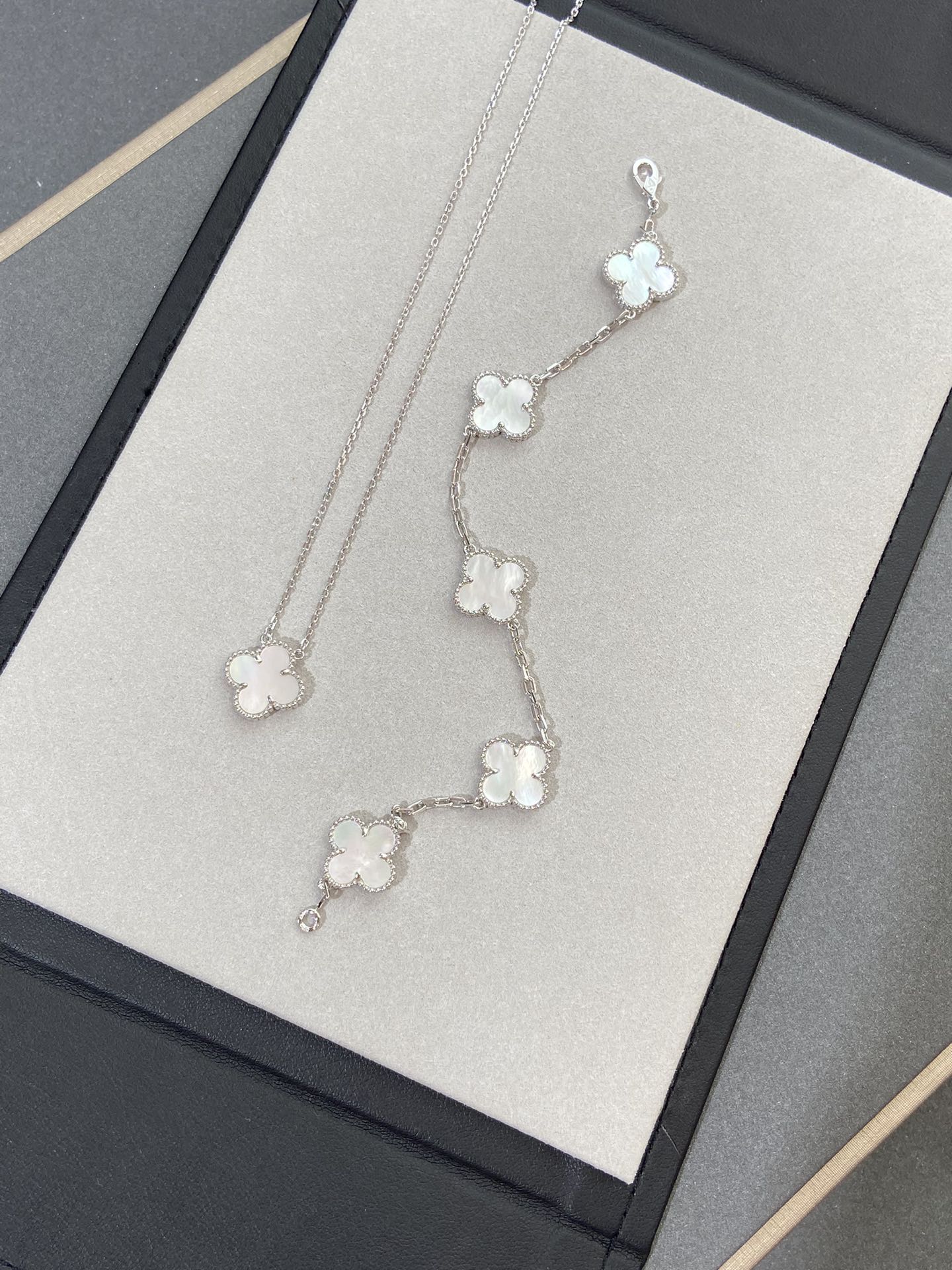 GlowCLOVER SILVER MOP 5 MOTIF BRACELET