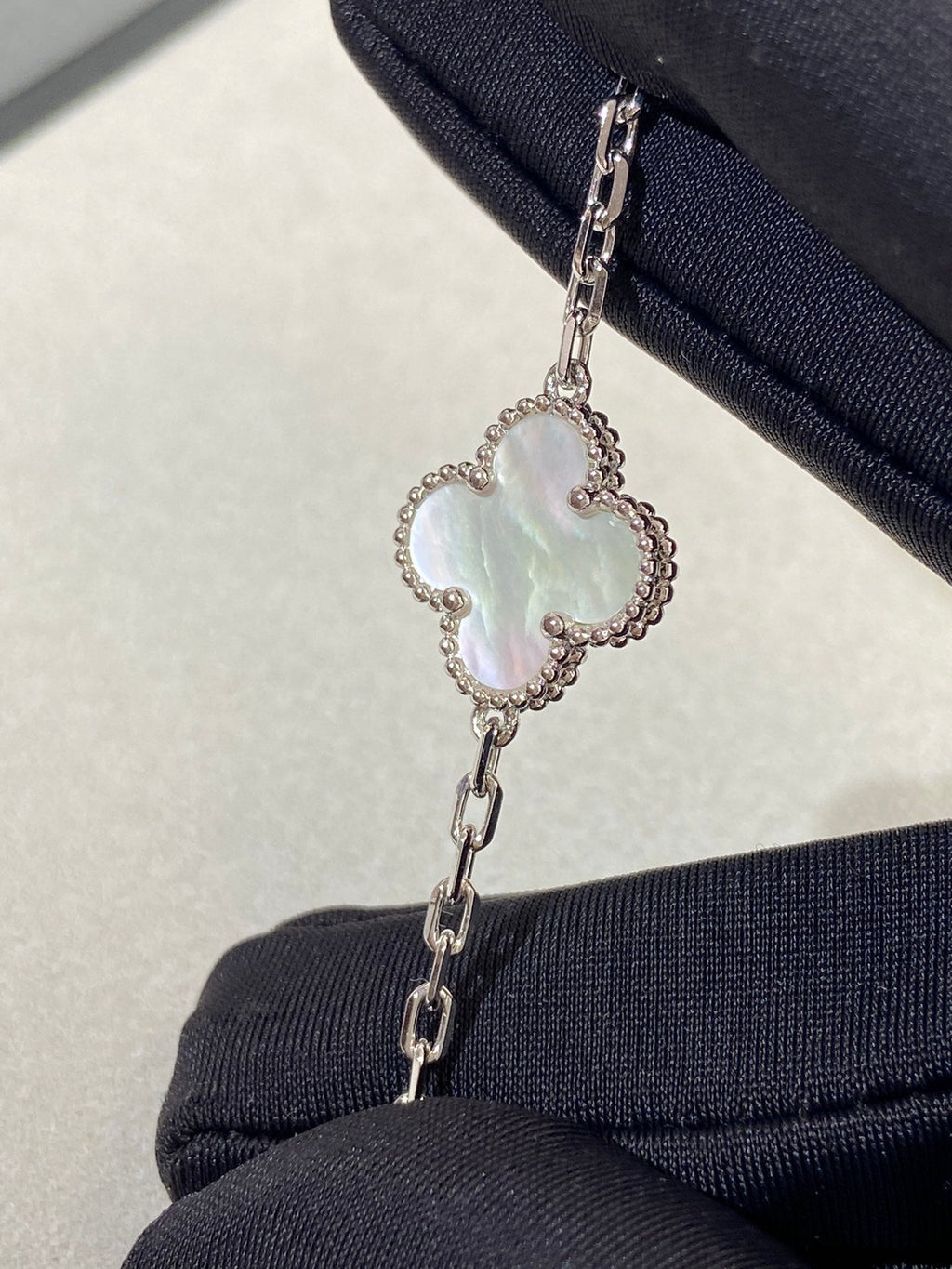 GlowCLOVER SILVER MOP 5 MOTIF BRACELET