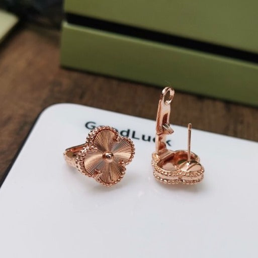 GlowCLOVER MEDIUM STUD EARRINGS