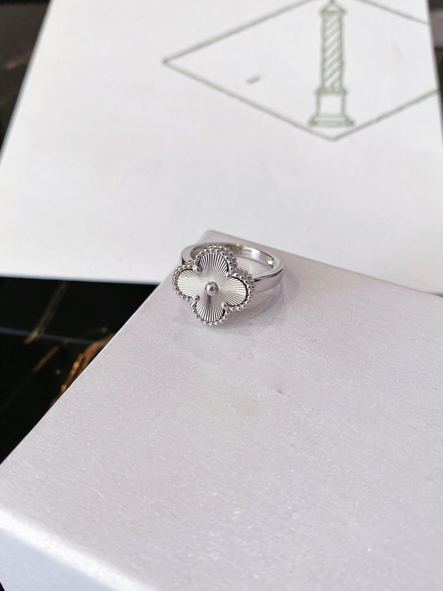 GlowCLOVER SILVER RING