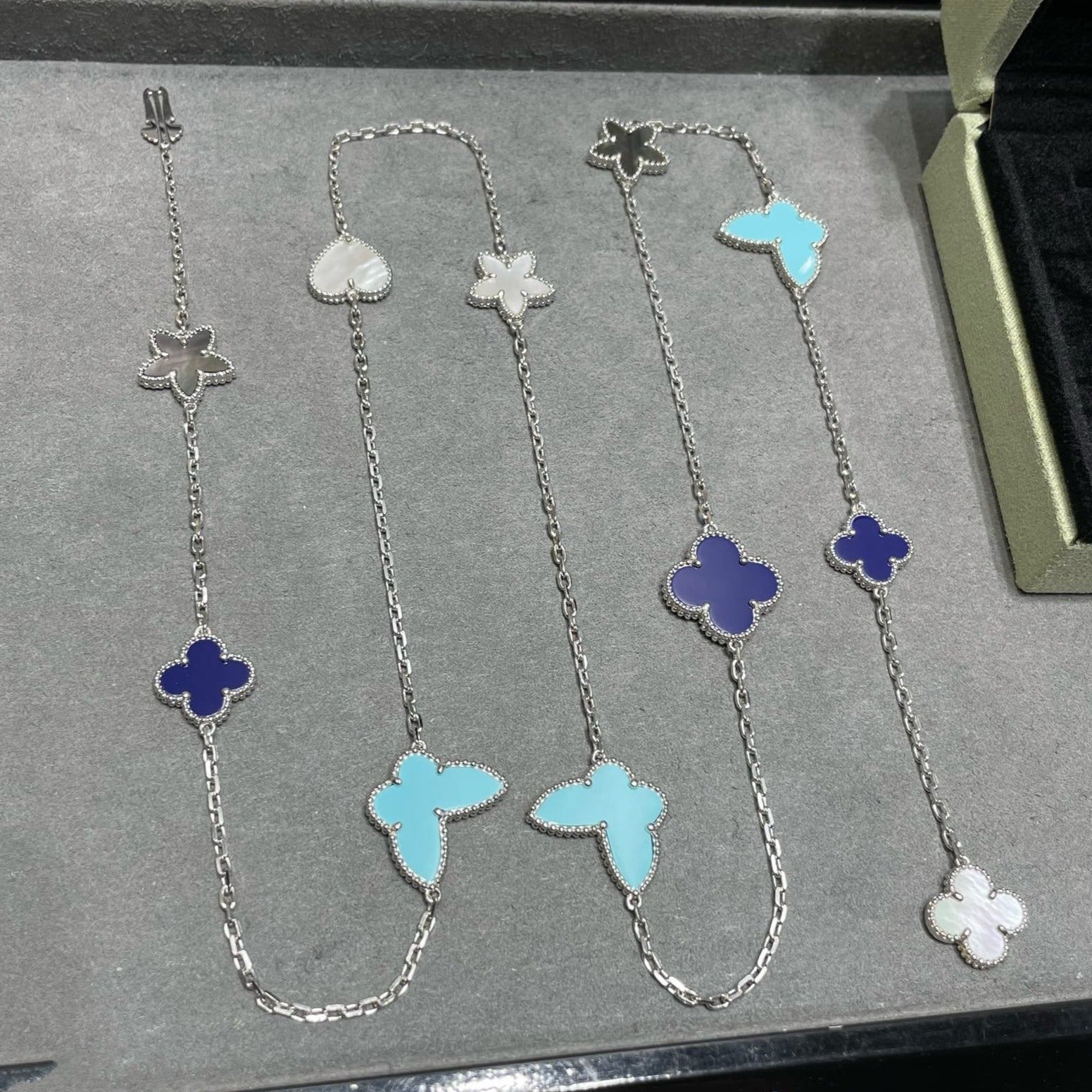 GlowLUCKY CLOVER SILVER 11 MOTIF NECKLACE