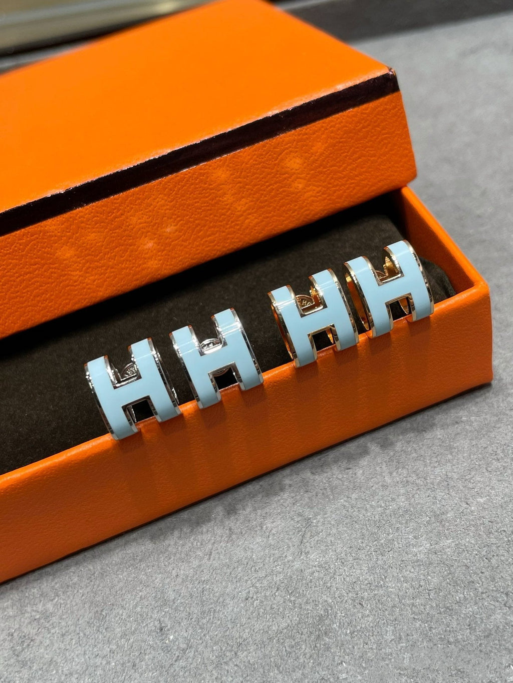 GlowPOP H SKY BLUE STUD EARRINGS