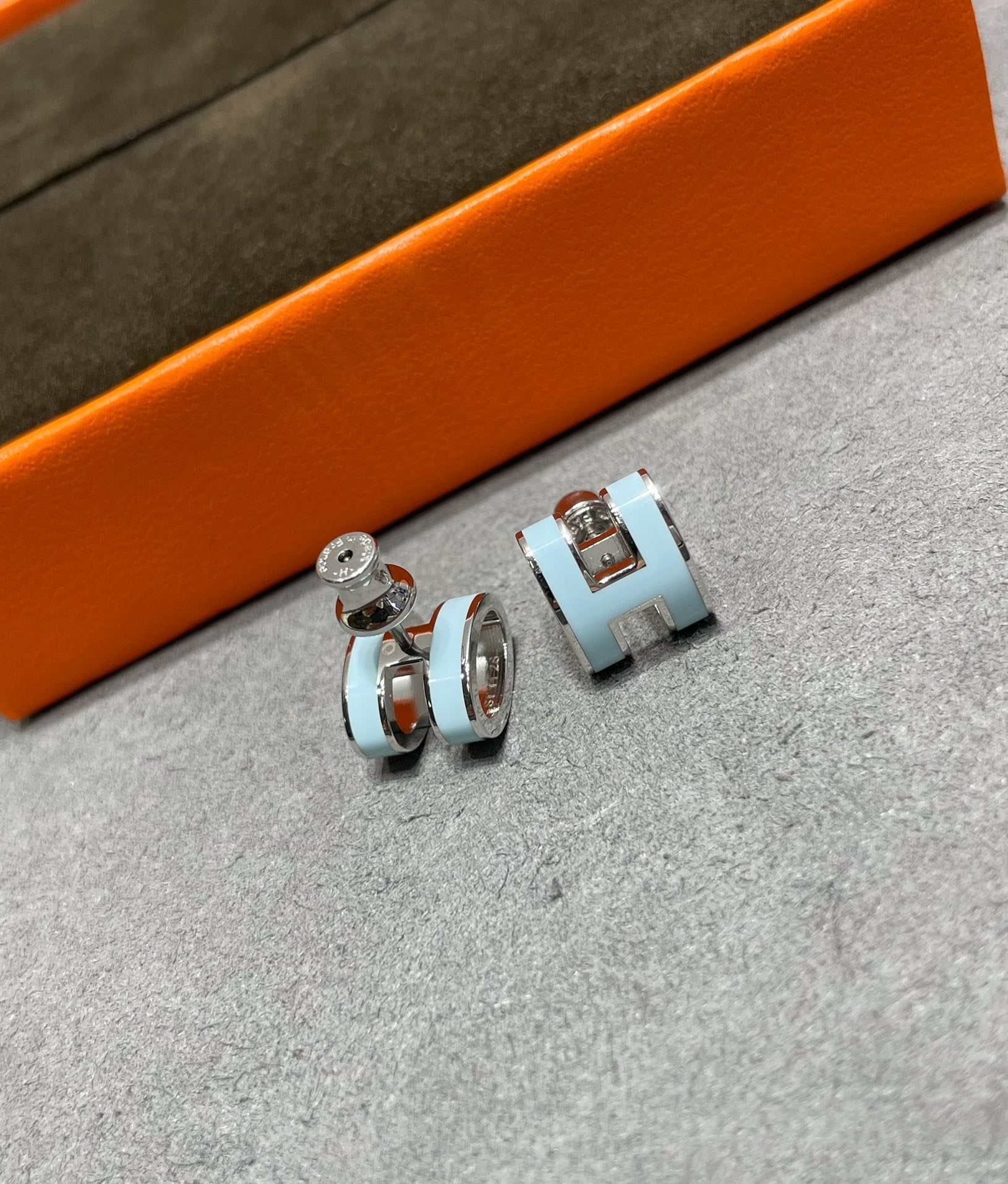 GlowPOP H SKY BLUE STUD EARRINGS