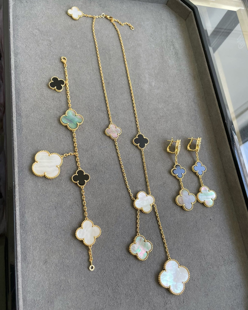 GlowCLOVER 3 MOTIF MOP ONYX DARK MOP PINK GOLD EARRINGS