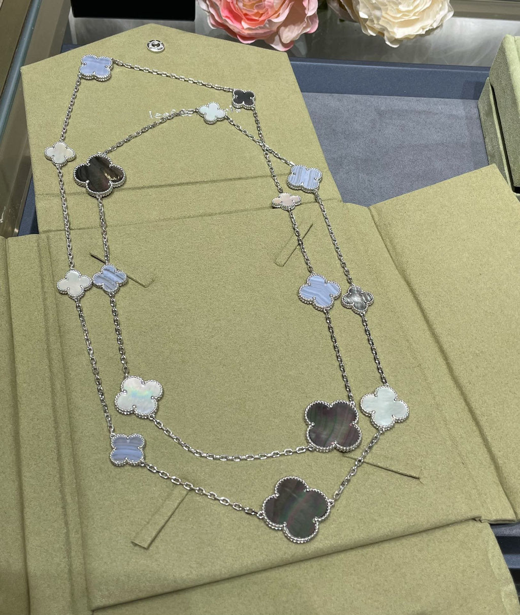 GlowCLOVER 16 MOTIF CHALCEDONY MOP SILVER NECKLACE