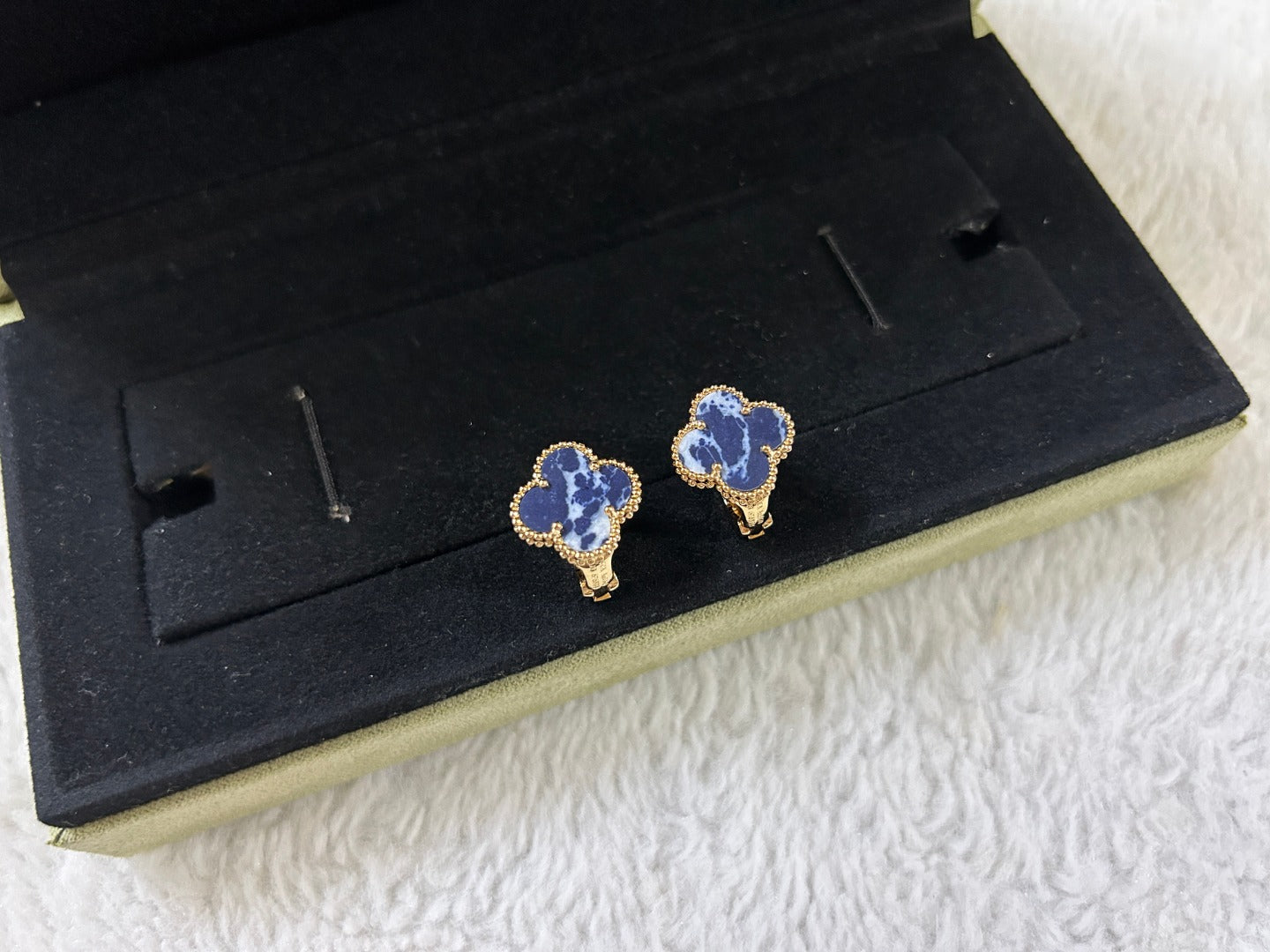 GlowCLOVER PIETERSITE MEDIUM STUD EARRINGS