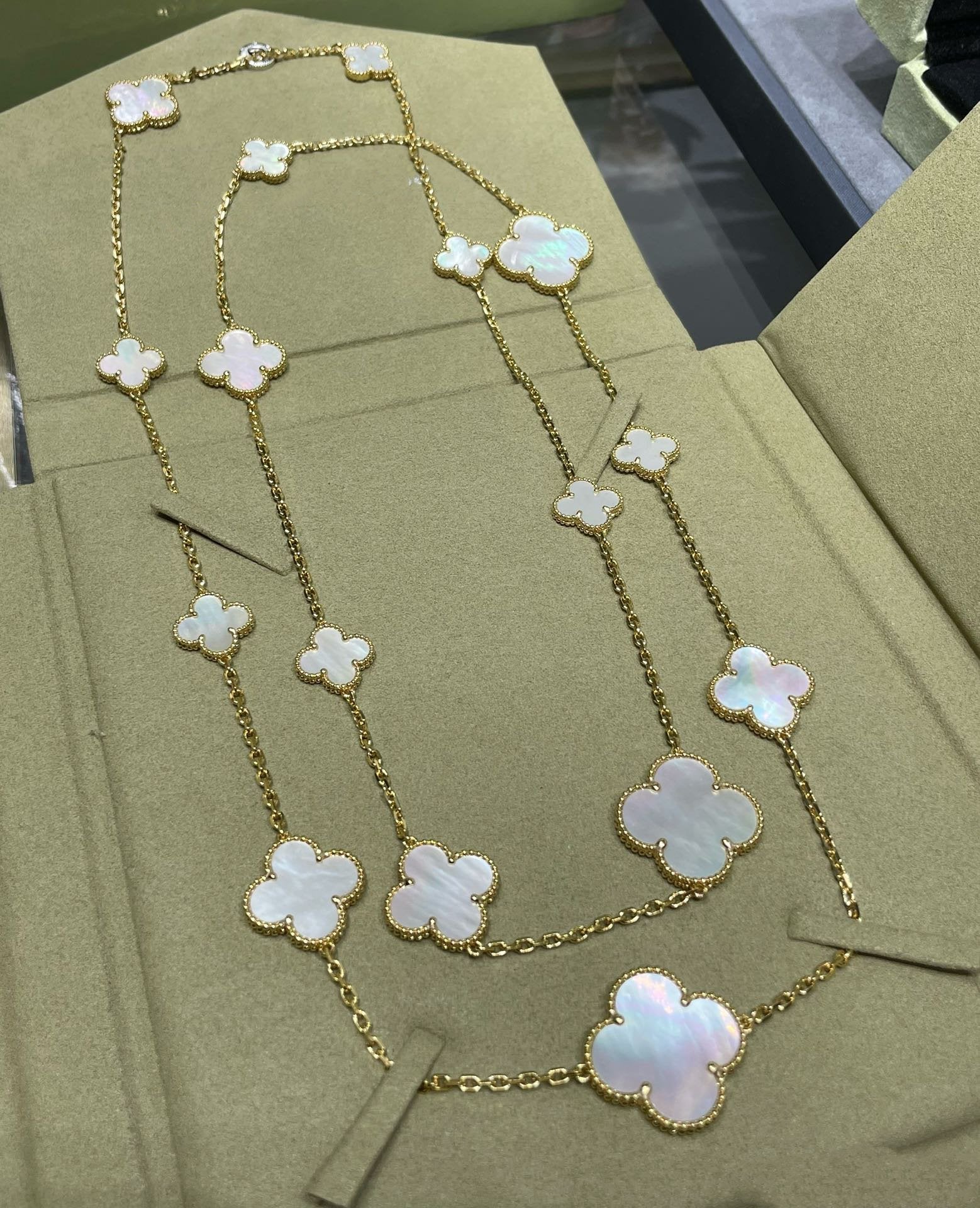 GlowCLOVER 16 MOTIF WHITE MOP GOLD NECKLACE