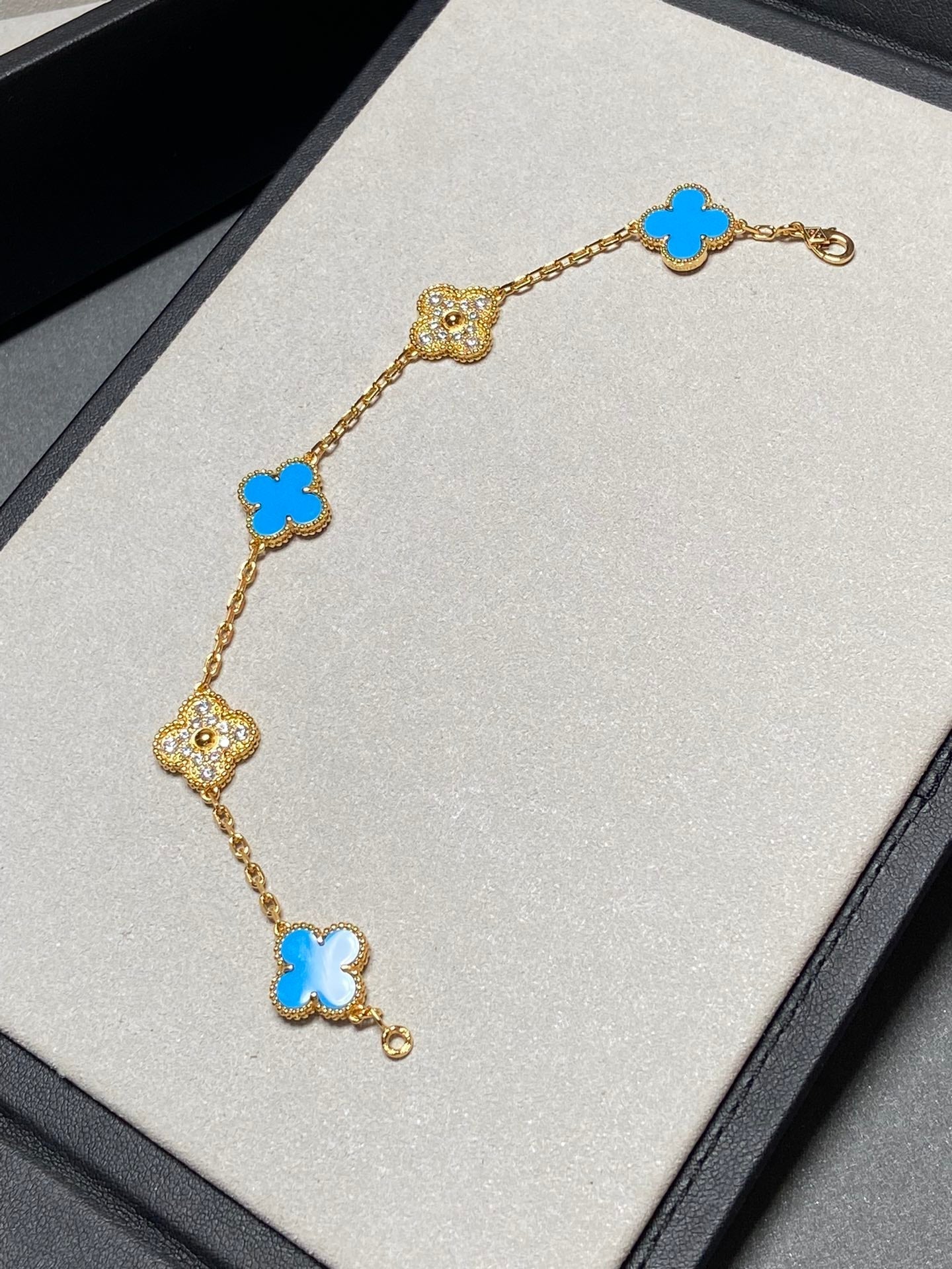 GlowCLOVER 5 MOTIF BLUE CHALCEDONY DIAMOND GOLD BRACELET