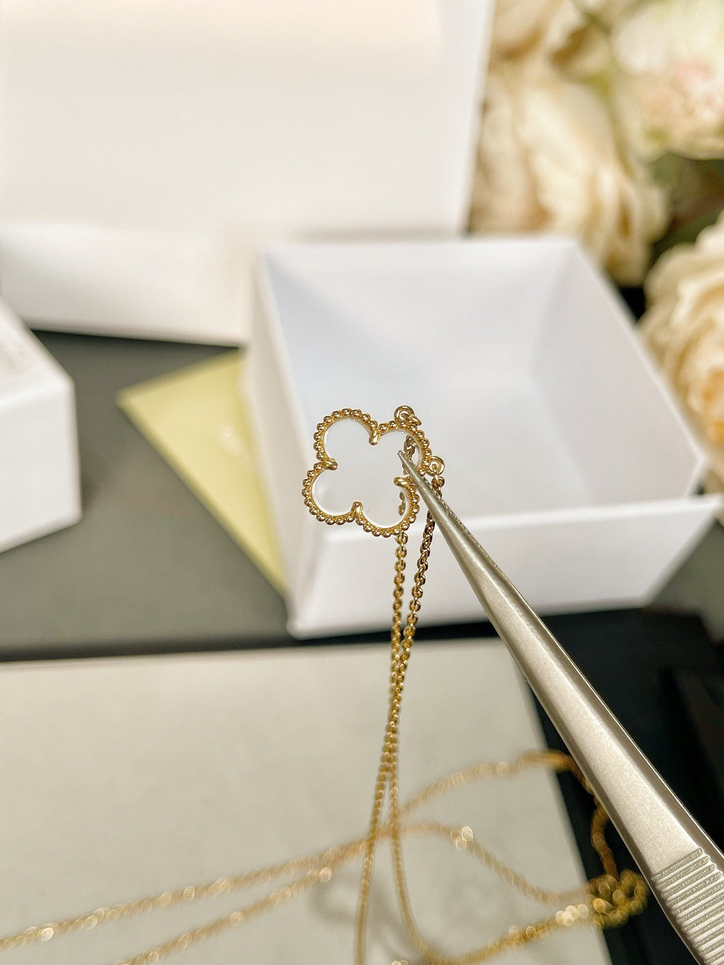 GlowCLOVER ROCK CRYSTAL ROSE GOLD NECKLACE