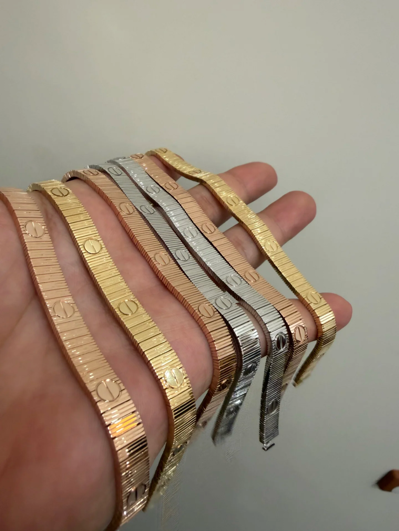 GlowNEW MODEL LOVE BRACELET 7 MM