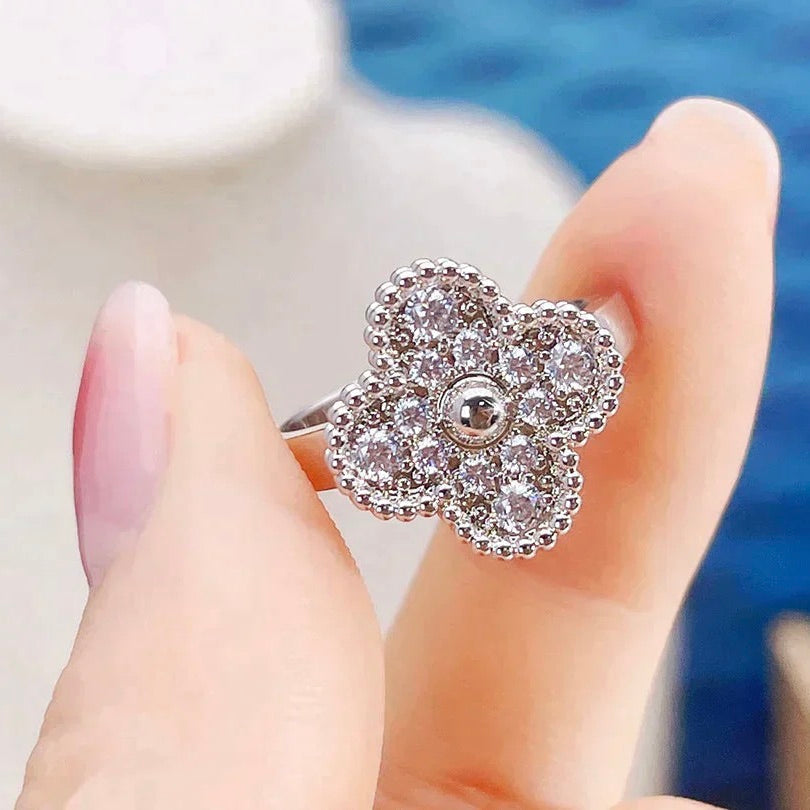 GlowCLOVER DIAMOND RING