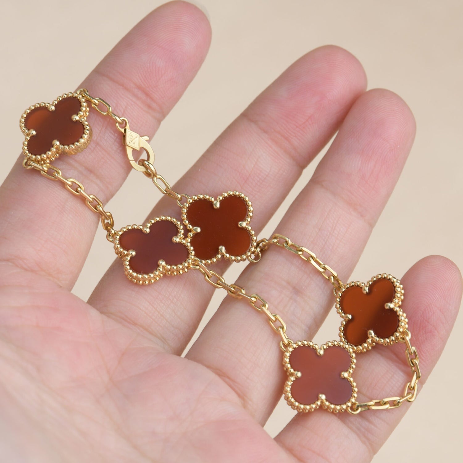 GlowCLOVER 5 MOTIFS RED AGATE  BRACELET