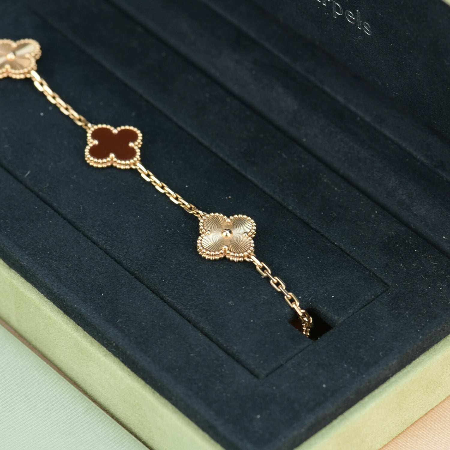 GlowCLOVER  5 MOTIFS CARNELIAN GOLD BRACELET