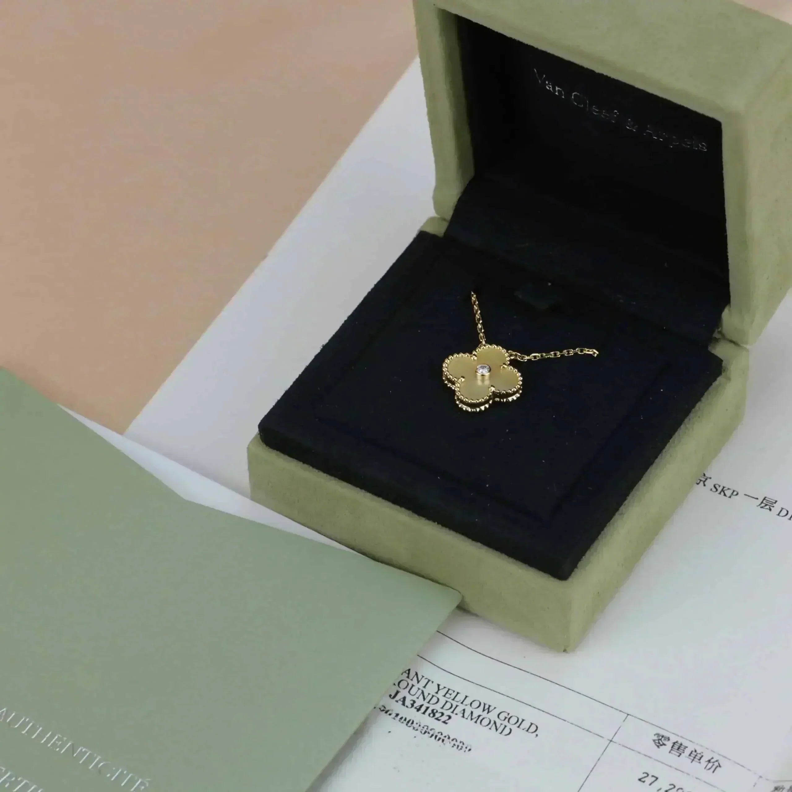 GlowCLOVER 15MM DIAMOND GOLD MOTHER OF PEARL NECKLACE