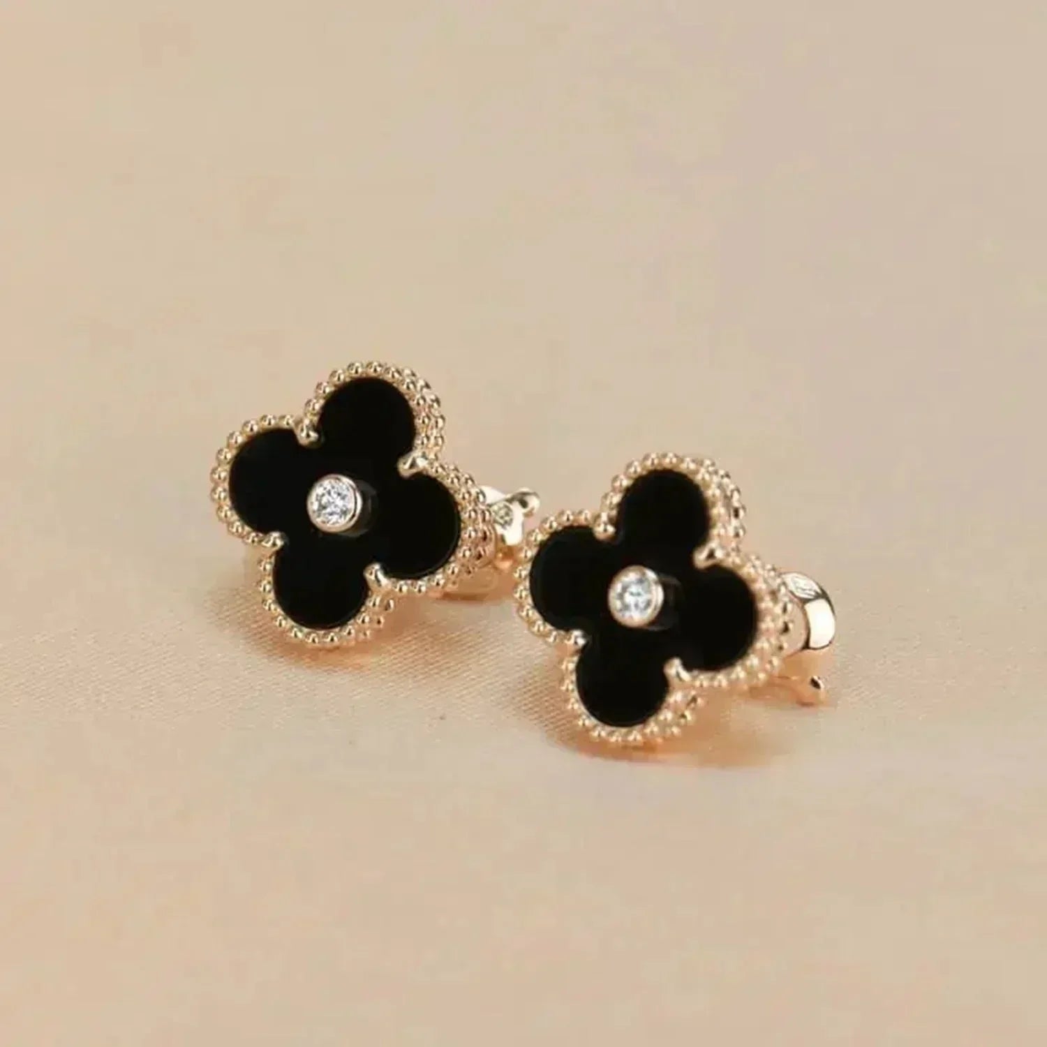 GlowCLOVER MEDIUM 1 MOTIFS ONYX DIAMOND EARRINGS