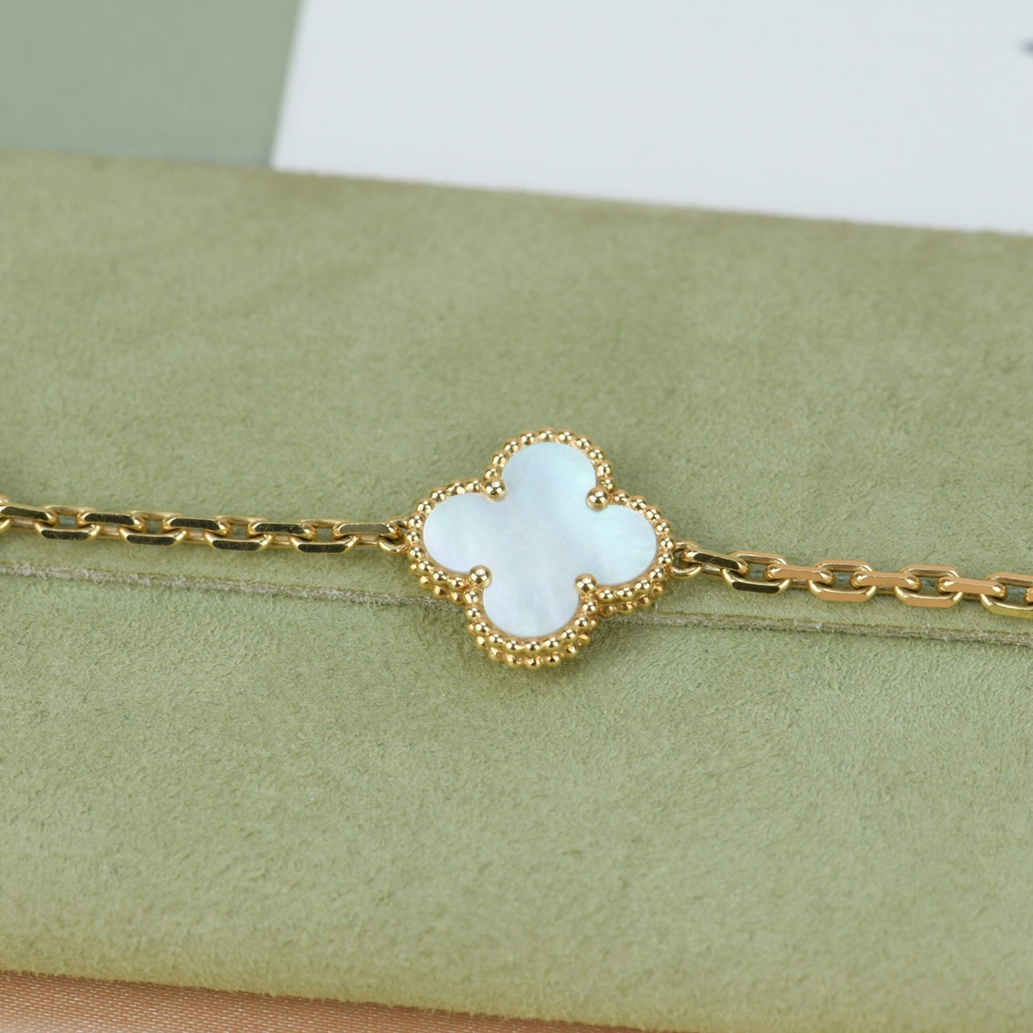 GlowCLOVER  5 MOTIF WHITE MOP BRACELET